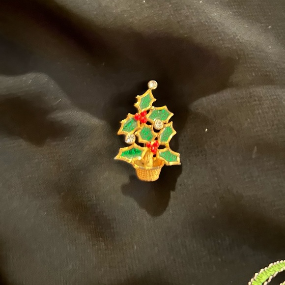 VTG Enamel and Rhinestone Christmas brooch. By Nina Ricci for Avon. Pretty!! - Picture 3 of 5